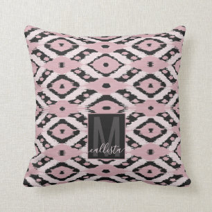 Almofada Monograma de Ikat Preto Cor-de-rosa-Blush da Boêmi
