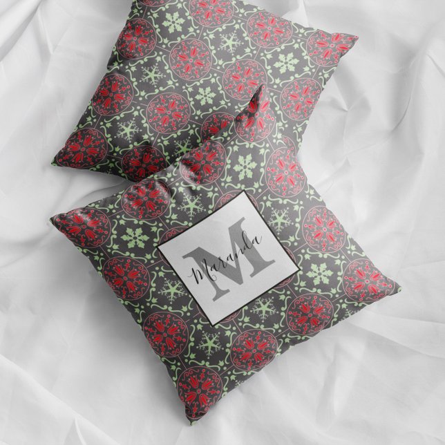 Almofada Monograma de Natal Floco de Neve Cinza (Gray snowflake Christmas monogram pillow with personalized name festive holiday decor accent.)