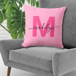 Almofada Monograma de Nome Inicial Rosa Quente<br><div class="desc">Nome inicial do Travesseiro decorativo Monograma Personalizado Quente-Cor-de-Rosa Grátis Este travesseiro de monograma chic combina um estilo moderno minimalista, limpo e simples com uma vibração sofisticada mas tendenciosa, fazer-a uma versátil peça de sotaque. Apresentando uma inicial cor-de-rosa-quente ousada sobre um fundo rosa-bebê brilhante com um nome elegante de caligrafia preta,...</div>