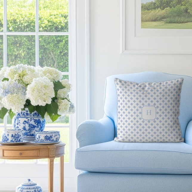 Almofada Monograma de Pétala de Hortênsia Azul   (Hydrangea Petal Blue Monogram Pillow)