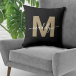 Almofada Monograma do nome inicial Dourado Elegante<br><div class="desc">Travesseiro decorativo de Monograma de Nome Inicial Personalizado Preto e Dourado. Este travesseiro de monograma chic funde o estilo minimalista moderno com uma sofisticada borda, fazer-o como sotaque versátil para qualquer sala. Apresenta uma inicial dourada, plana, em tom castanho quente (sem folha de alumínio ou cintilador) sobre um fundo preto...</div>