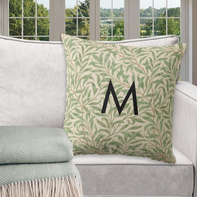 Almofada Monograma do padrão de galho de salgueiro de Willi (A monogrammed throw pillow with William Morris 'Willow Bough' leaves and branches pattern)