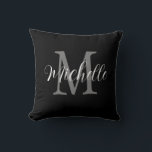 Almofada Monograma e nome de preto e branco<br><div class="desc">Monograma e Travesseiro decorativo de nome em preto e branco</div>