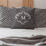 Almofada Monograma elegante - Laurel deixa mais tranquilo p<br><div class="desc">Adicione um toque de elegância a qualquer espaço com este travesseiro de sotaque monograma personalizado com um louro clássico que sai da crista. A simples cinza de fundo das designs e o louro real fornecem uma aparência sofisticada e eterno que complementa a decoração moderna e tradicional. Personalize com um monograma...</div>