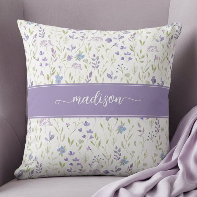 Almofada Monograma Floral Roxo Personalizado (pretty purple blue wildflower floral pattern throw pillow with custom name monogram in calligraphy)