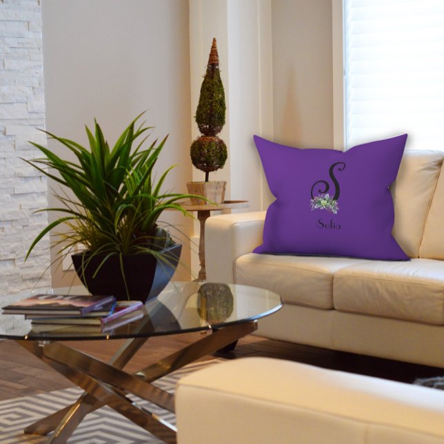 Almofada Monograma inicial de flores silvestres de aquarela (Criador carregado)