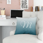 Almofada Monograma inicial de gradiente teal<br><div class="desc">Design apresenta um impressão mbre gradiente entre branco e o seu monograma inicial. Cores adicionais disponíveis em nosso compro!</div>