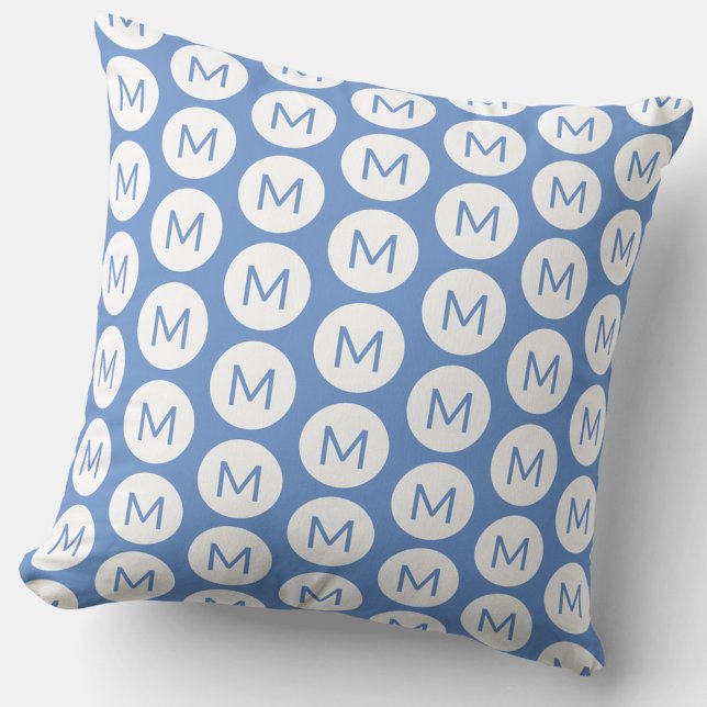 Almofada Monograma Padrão do Círculo Inicial Azul Personali (Fun monogram initial pattern polka dot blue and white pillow)