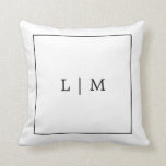 Almofada Monograma Preto e Branco Simples Clássico Minimali<br><div class="desc">Almofada quadrada simples com um design moderno e elegante com o seu monograma de duas letras rodeado por uma fina borda em preto e branco clássico.  Esta almofada elegante e sofisticada é um ótimo presente de casamento para um casal minimalista.</div>