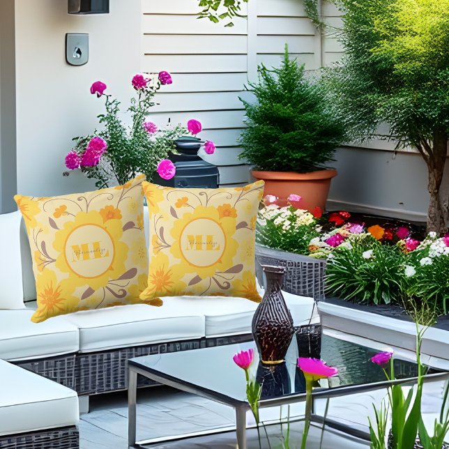 Almofada Monograma Retro Flores De Sol-Flores Amarelas (Monogram Retro Sunshine Florals-Yellow Flowers Outdoor Pillow)