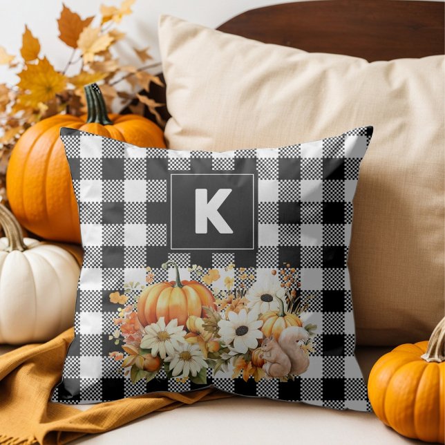 Almofada Monograma Russo de Xadrez Preta Branco Queda de Ja (Rustic Chic Black & White Plaid with fall garden of flowers, pumpkins and a cute squirrel)