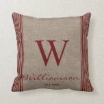 Almofada Monograma Rustic Farmhouse Ticking Strike Burlap<br><div class="desc">Farmhouse Russo Ticking Stripe Burlap Monograma Burgundy Ticking Stripe. O travesseiro é personalizado com seu Monograma e Nome. O travesseiro faz um presente muito pensativo para ser precioso por anos. Nosso modelo de alta qualidade facilita a personalização do seu travesseiro. Se quiser personalizá-lo ainda mais, use o link "personalizar mais"....</div>
