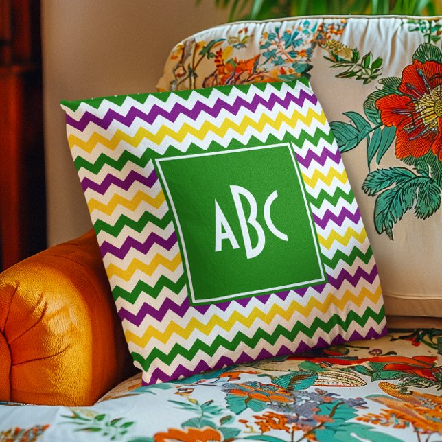 Almofada Monograma Verde de Mardi Gras em Zigue-Zague (Green Monogrammed Mardi Gras Zigzag Throw Pillow)
