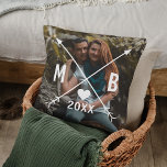 Almofada Monogramas personalizados adoram setas cardíacas 2<br><div class="desc">Coração romântico bonito e setas cruzadas em uma fonte na moda moderna de tipografia. Com a opção de personalizar ou personalizar com fotos de sua escolha. Manutenção exclusiva,  aniversário,  aniversário,  presente de Dia de os namorados ou estocador de Natal. Facilmente personalizável com uma fotografia da sua escolha.</div>