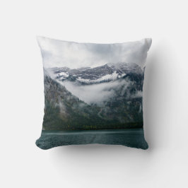 Almofada Montanhas de neve no nevoeiro no lago de Plansee