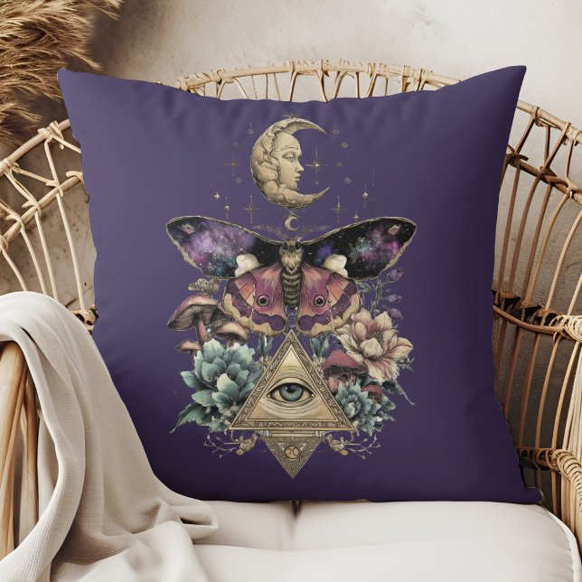 Almofada Moonlight Vision Moth – Celestial Lunar  (Moonlight Vision Moth – Celestial Lunar Throw Pillow in a boho rattan armchair)
