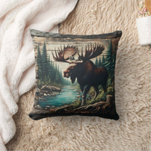 Almofada Moose em pé por um ribeiro em um cenário de flores