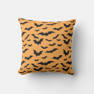 Almofada Morcegos de Halloween sobre fundo laranja