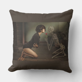 Almofada Morte e jovem mulher