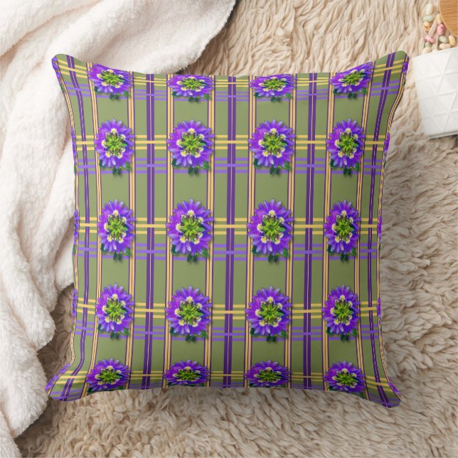 Almofada Moss Green with Purple Flowers Throw Pillow (Cobertor)