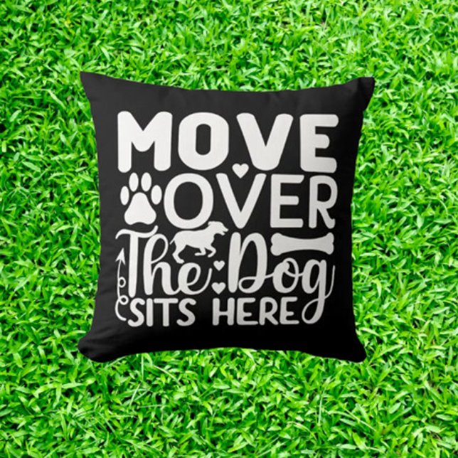 Almofada Mova-se sobre o cão sentado aqui tema negro (Add comfort and style to your space with the "Move over the dog sits here" black theme throw pillow.)