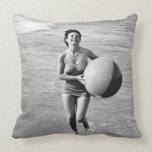 Almofada Mulher com uma bola de praia