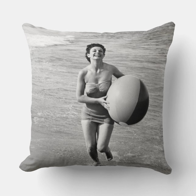 Almofada Mulher com uma bola de praia (Frente)