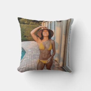 Almofada Mulher de biquíni amarelo em pé no flo castanho