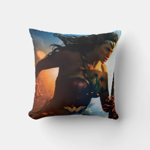 Almofada Mulher Maravilha Correndo em Battlefield