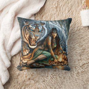 Almofada Mulher Nativa Americana Relaxando por um Tigre
