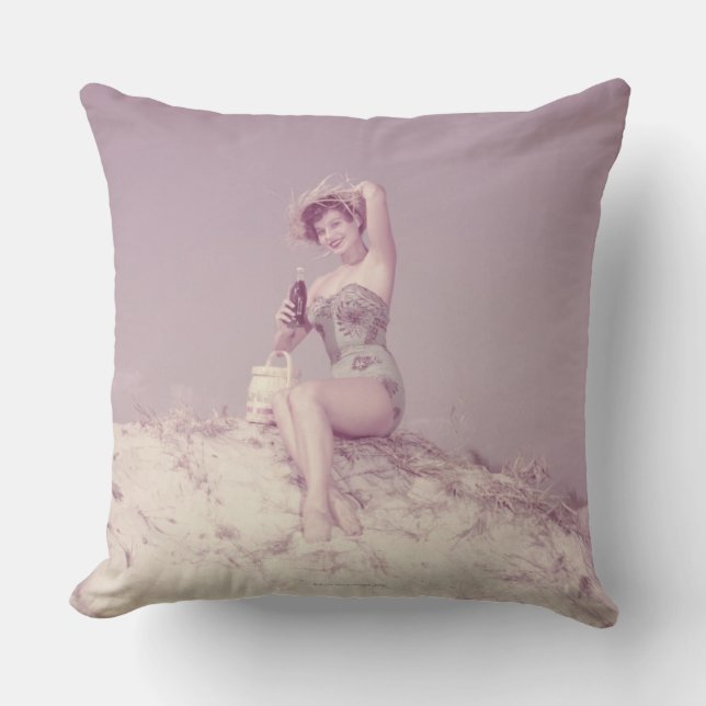 Almofada Mulher que relaxa na praia (Frente)