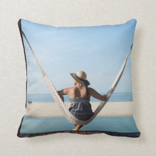 Almofada Mulher que senta-se em um Hammock em um hotel