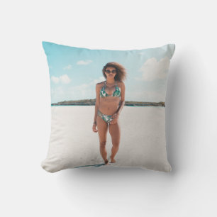 Almofada Mulher vestindo biquíni em pé na areia