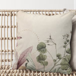 Almofada Na moda Earthy Impressão de Botânica | Creamy Ivor<br><div class="desc">O travesseiro decorativo de marfim apresenta um impressão de botânica na moda numa paleta de cor suja, com sotaques verdes e dourados sobre fundo cremoso de marfim. Um simples design moderno com uma adorável impressão botânica composta por camadas de Alexanders Black Lovage como ponto focal moldado por na moda amaryllis...</div>