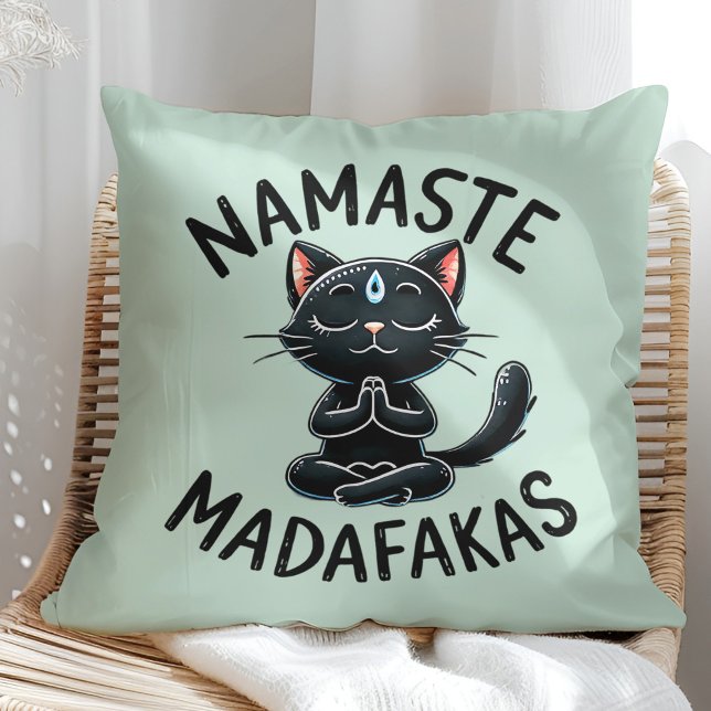 Almofada "Namaste Madafakas" Engraçados Adolescentes de Gat ("Namaste Madafakas" Funny Cat Lovers Throw Pillow on a sunny boho rattan chair.)