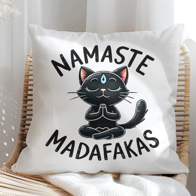 Almofada "Namaste Madafakas" Engraçados Adolescentes de Gat ("Namaste Madafakas" Funny Cat Lovers Throw Pillow on a sunny boho rattan chair.)