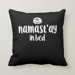 Almofada namaste na cama