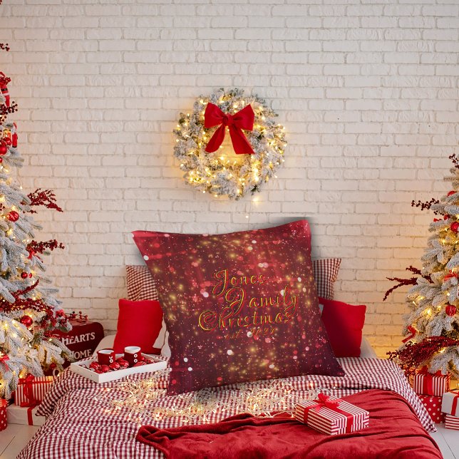 Almofada Natal da família de Dreamle Sparkle Vermelho e Dou (Red and gold glamor on your family name Christmas pillow:
"___ Family Christmas")