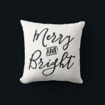 Almofada Natal de Script Branco Preto-feliz e Brilhante<br><div class="desc">Manuscrito brilhante e feliz | Travesseiro decorativo de férias em preto e branco. Design de tipografia moderna da fazenda por Blackberry Boulevard "Feliz e Brilho" escrito em uma fonte preta sobre um fundo branco sólido. Outras cores disponíveis no armazenamento. Travesseiro de sotaque perfeito para sua decoração de casa de férias....</div>