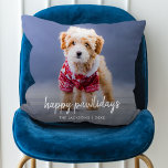 Almofada Natal dos cães | Feliz Feliz Pawlidays Moderno de<br><div class="desc">Foto simples e na moda personalizada Happy Pawlidays travesseiro decorativo de feriado com a moderna tipografia de escrita manual minimalista e um simples gradiente preto num fundo vermelho de framboesa. A foto do seu amado animal de estimação e texto pode ser facilmente personalizada para um design tão único quanto seu...</div>