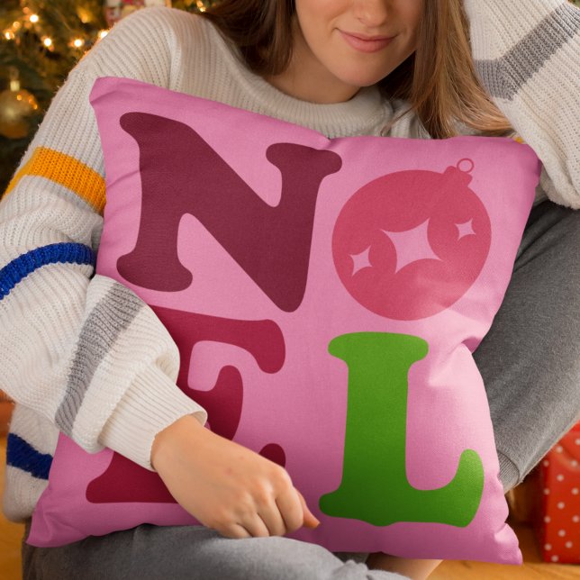 Almofada Natal Fofo Festivo Retro Natal Rosa Verde (Pink and green and cherry red all combine in the hip typography of this retro Christmas pillow.)