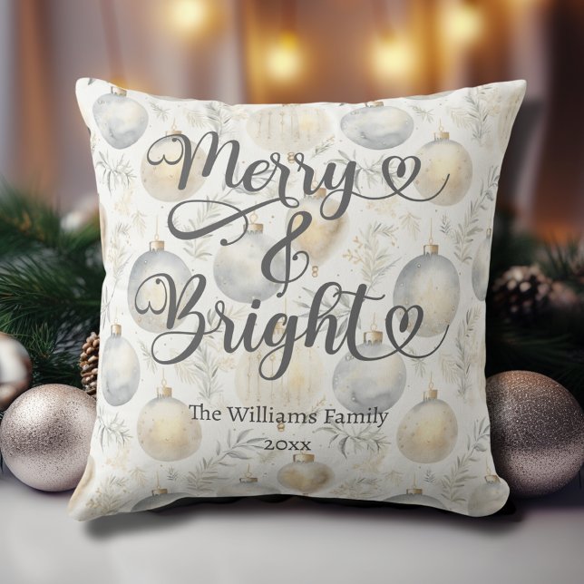 Almofada Natal Prateado Dourado Personalizado Alegre e Bril (Merry and Bright Custom Gold and Silver Christmas Throw Pillow with Ornaments, Family Name, Year.)