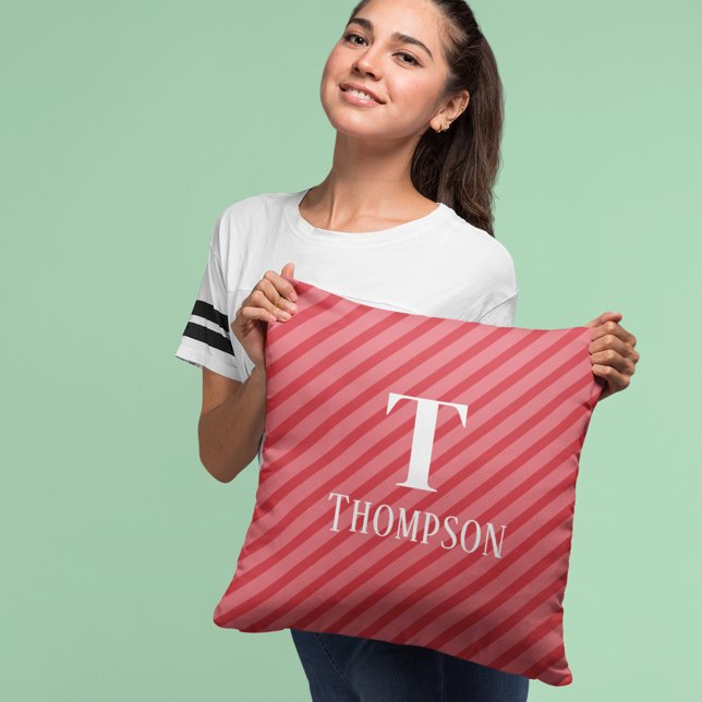 Almofada Natal Red Stripes Monograma Feriado (Christmas Whimsical Red Stripes Monogram Family Throw Pillow. )