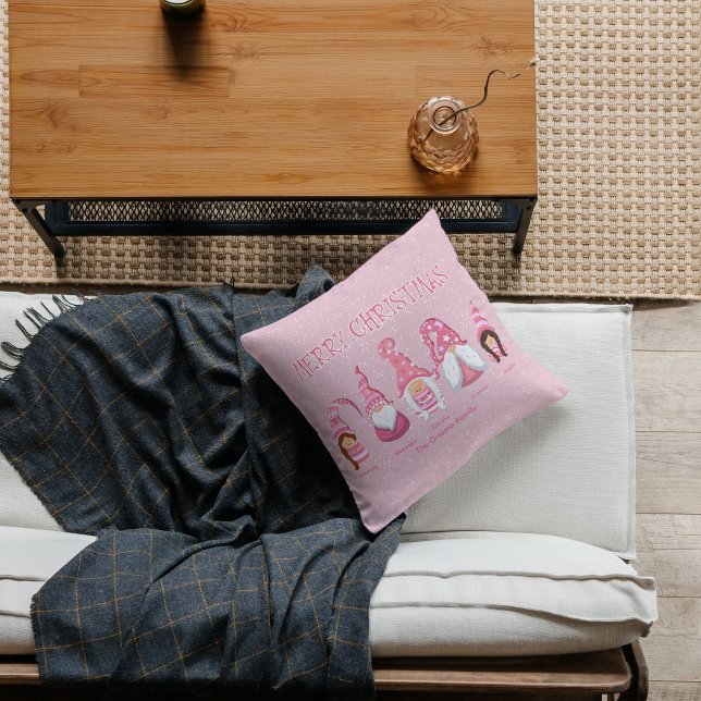 Almofada Natal Rosa Cinco Gnomos Família Personalizada (Custom Pink Christmas Family Gnome Throw Pillow - Personalized, Festive, and Heartwarming.)