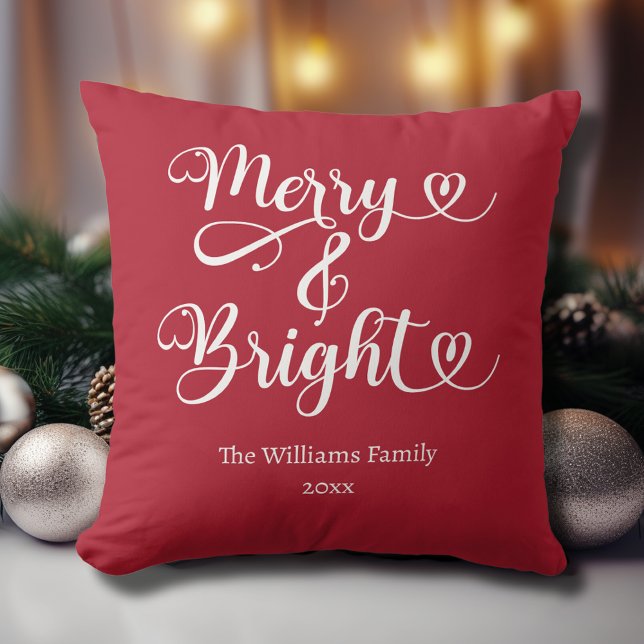 Almofada Natal Vermelho feliz e Bright (Custom Merry and Bright Christmas Pillow with Family Name and Year in Christmas Red.)