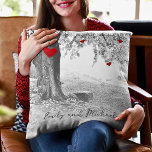 Almofada Natureza em Preto e Branco com Corações Vermelhos<br><div class="desc">Eleve a decoração da sua casa com nosso deslumbrante design Preto e Branco da Natureza com Corações Vermelhos. Essa imagem cativante apresenta um design fascinante de floresta outonal,  capturando a essência da beleza rústica do outono.</div>