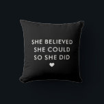 Almofada Negra Ela Acreditava Que Podia Então Fez Travessei<br><div class="desc">Negra,  Ela Acreditava Que Podia Fazer Travesseiro. Travesseiro de declaração moderna que será um sotaque perfeito para qualquer sala. Este travesseiro motivacional apresenta a tipografia moderna. Ela acreditava que poderia,  então acreditava. Outras cores estão disponíveis.</div>