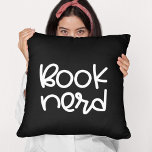 Almofada Nerd de Livro<br><div class="desc">Nerd de livro: um design bonito para amantes de livros e leitores ávidos. Cor de texto personalizável.</div>