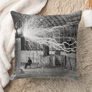 Almofada Nikola Tesla Senta-se ao Lado de Seu Gerador de Al