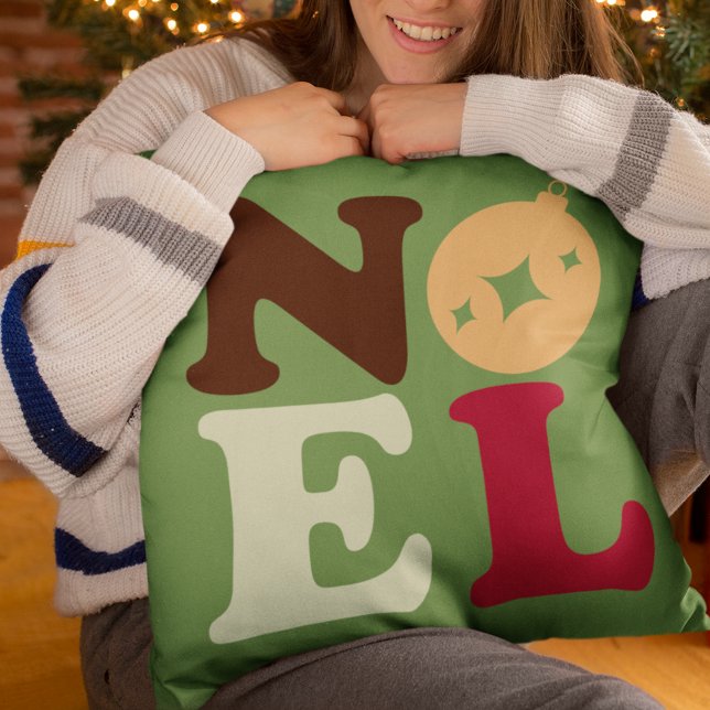 Almofada Noel Modern Festivo Tipografia Festiva Natal (This green pillow in retro colors spells out Noel in vintage typography.)